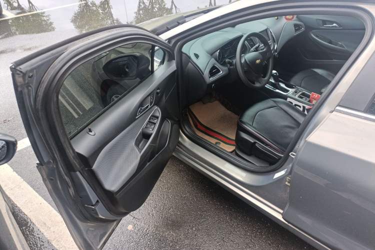 Used Chevrolet Cruze 2018 Hatchback 320 Automatic Pioneer Sunroof Edition Driver Seat