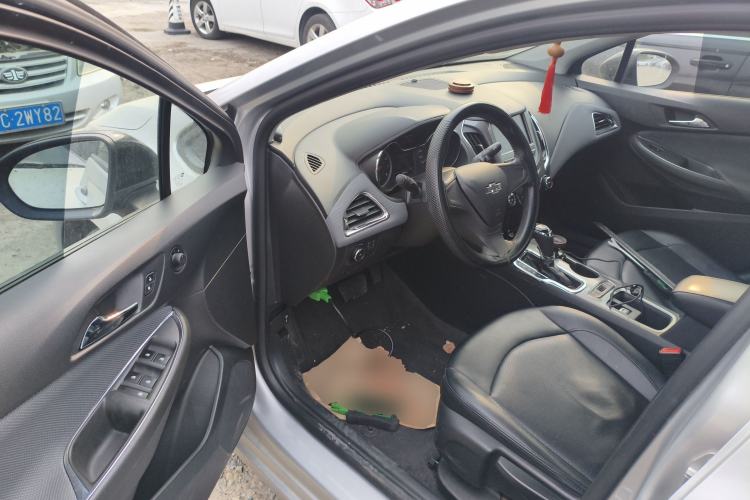 Used Chevrolet Cruze 2018 Redline 320 Automatic Pioneer Edition Driver Seat