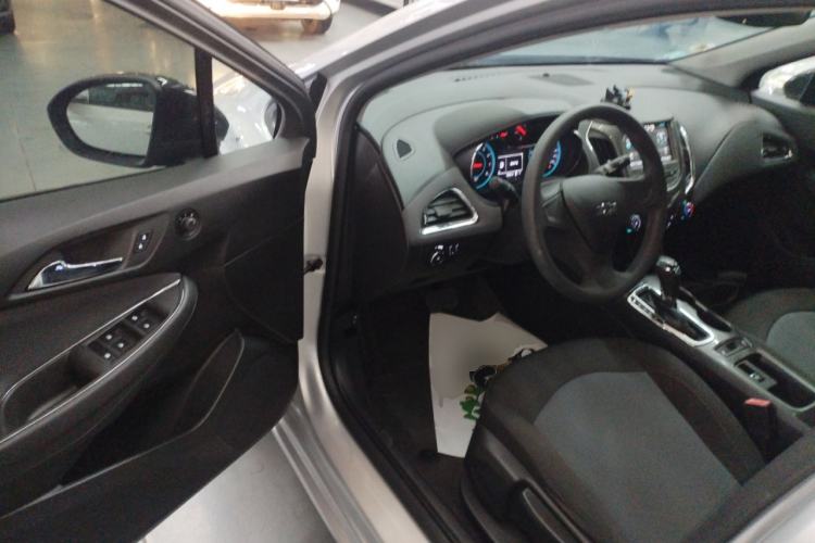 Used Chevrolet Cruze 2018 Redline 320 Automatic Pioneer Edition Driver Seat