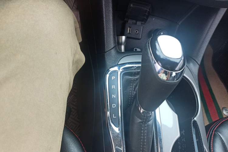 Used Chevrolet Cruze 2018 Hatchback 320 Automatic Pioneer Sunroof Edition Gear Lever