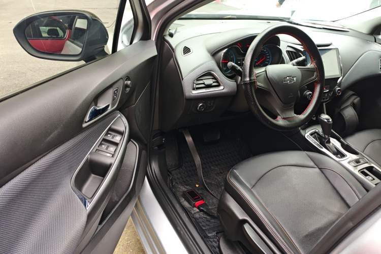 Used Chevrolet Cruze 2018 Redline 320 Automatic Pioneer Edition Interior 3