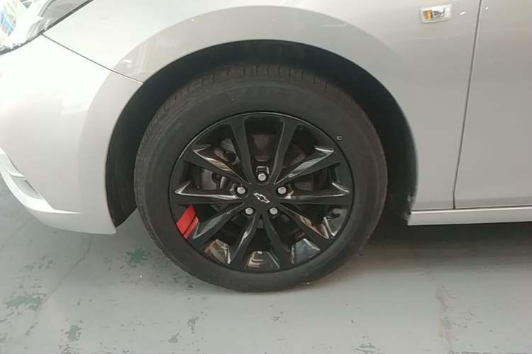 Used Chevrolet Cruze 2018 Redline 320 Automatic Pioneer Edition Left Front Wheel Hub