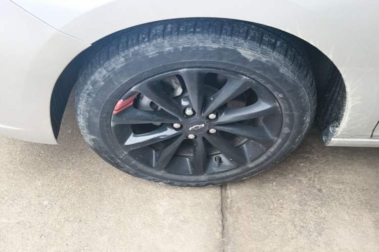 Used Chevrolet Cruze 2018 Redline 320 Automatic Pioneer Edition Left Front Wheel Hub