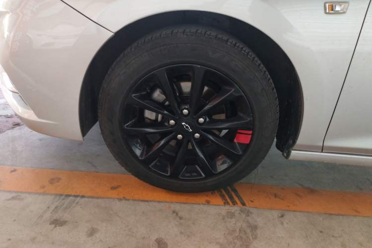 Used Chevrolet Cruze 2018 Redline 320 Automatic Pioneer Edition Left Front Wheel Hub