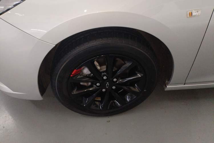 Used Chevrolet Cruze 2018 Redline 320 Automatic Pioneer Edition Left Front Wheel Hub