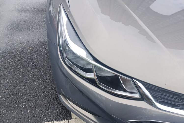 Used Chevrolet Cruze 2018 Hatchback 320 Automatic Pioneer Sunroof Edition Right Front Headlight