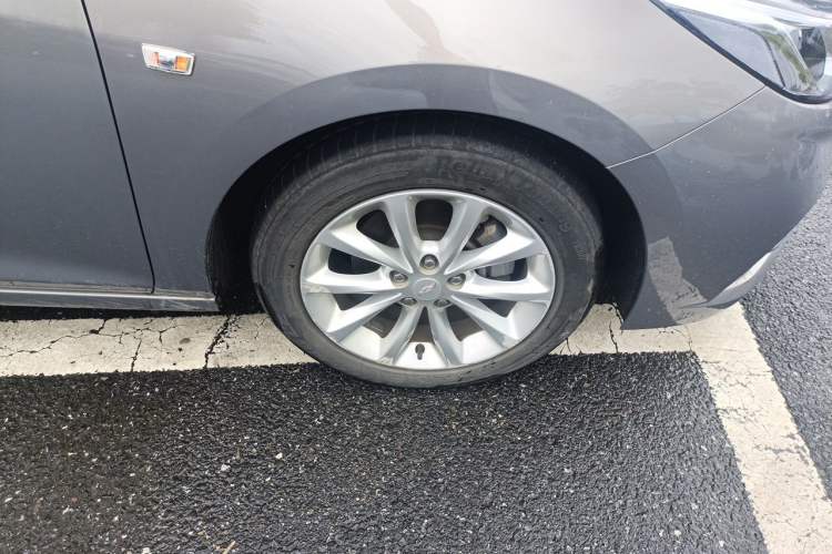 Used Chevrolet Cruze 2018 Hatchback 320 Automatic Pioneer Sunroof Edition Right Front Wheel Hub