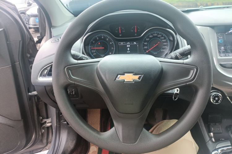 Used Chevrolet Cruze 2018 Hatchback 320 Automatic Pioneer Sunroof Edition Steering Wheel