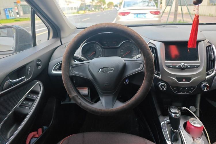 Used Chevrolet Cruze 2018 320 Automatic Pioneer Sunroof Edition Steering Wheel