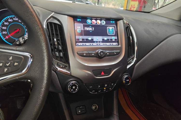 Used Chevrolet Cruze 2018 320 Manual Xuanfeng Edition Audio And AC Panel
