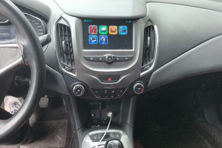 Used Chevrolet Cruze 2018 Hatchback 320 Manual Pioneer Edition Audio And AC Panel