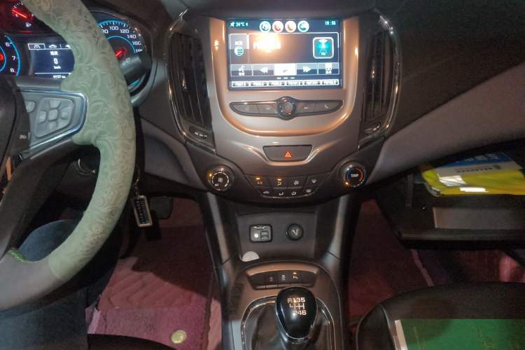 Used Chevrolet Cruze 2018 320 Manual Xuanfeng Edition Audio And AC Panel