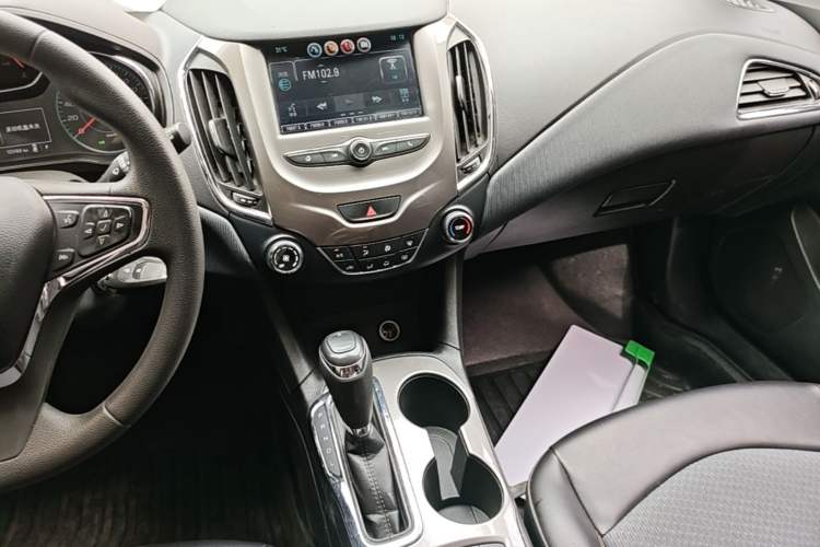 Used Chevrolet Cruze 2018 Hatchback 320 Automatic Xuanfeng Edition Audio And AC Panel