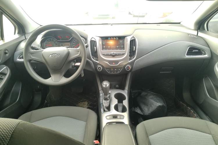 Used Chevrolet Cruze 2018 Redline 320 Automatic Pioneer Edition Center Console