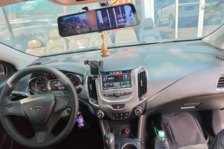 Used Chevrolet Cruze 2018 320 Automatic Pioneer Sunroof Edition Center Console
