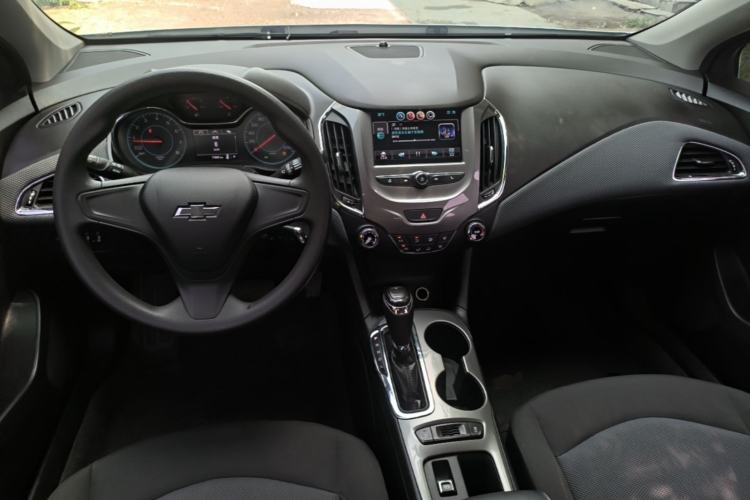 Used Chevrolet Cruze 2018 Redline 320 Automatic Pioneer Edition Center Console