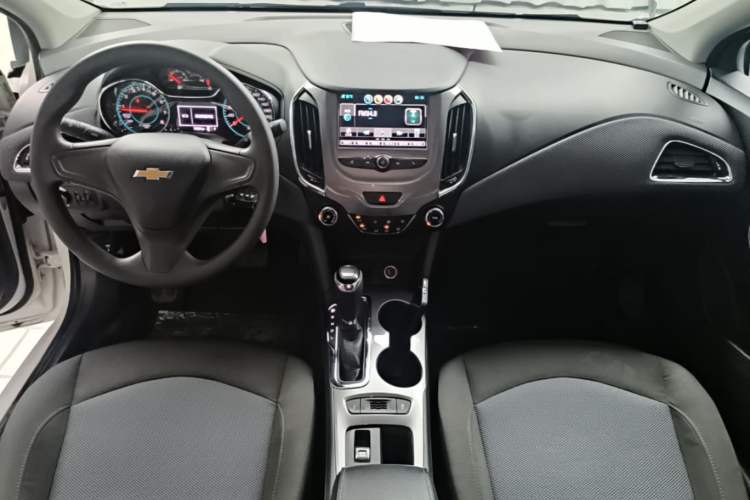 Used Chevrolet Cruze 2018 320 Automatic Pioneer Sunroof Edition Center Console