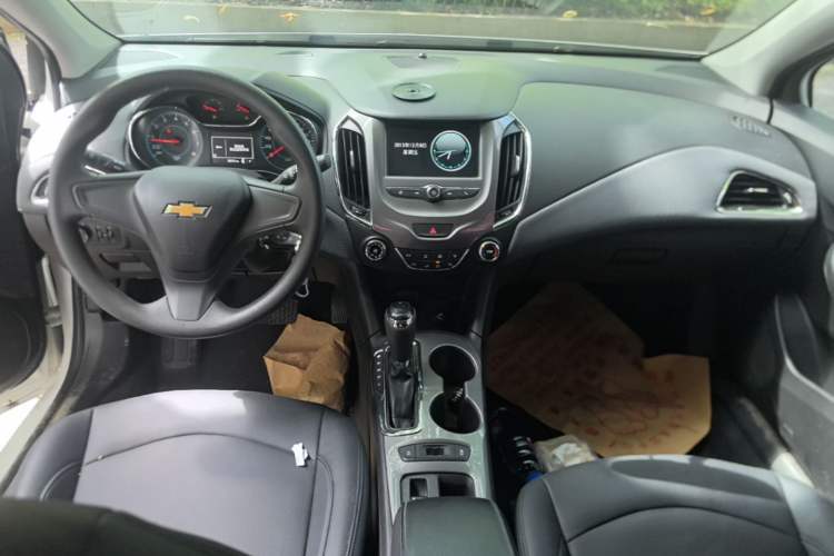 Used Chevrolet Cruze 2018 320 Automatic Pioneer Sunroof Edition Center Console
