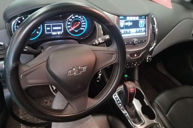 Used Chevrolet Cruze 2018 Redline 320 Automatic Pioneer Edition Center Console