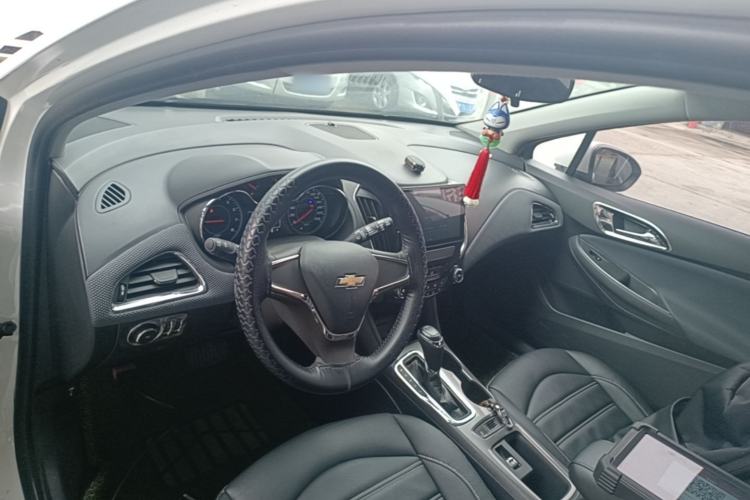 Used Chevrolet Cruze 2018 Hatchback 320 Automatic Pioneer Sunroof Edition Center Console