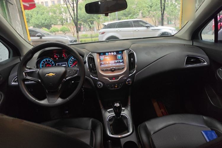 Used Chevrolet Cruze 2018 320 Manual Xuanfeng Edition Center Console