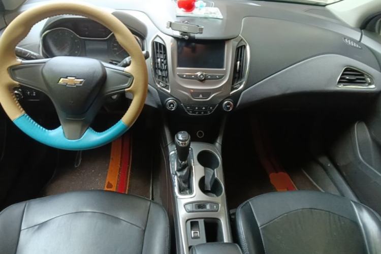 Used Chevrolet Cruze 2018 320 Automatic Pioneer Sunroof Edition Center Console