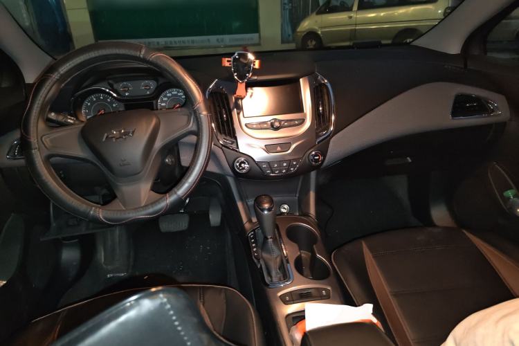 Used Chevrolet Cruze 2018 Redline 320 Automatic Pioneer Edition Center Console