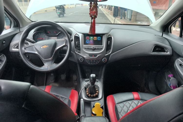 Used Chevrolet Cruze 2018 Hatchback 320 Manual Pioneer Edition Center Console