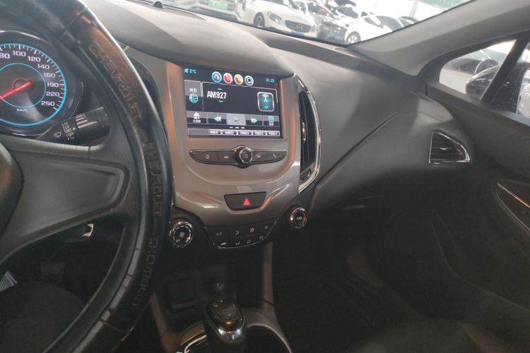 Used Chevrolet Cruze 2018 Redline 320 Automatic Pioneer Edition Center Console