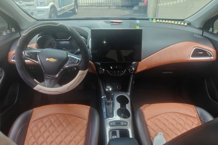 Used Chevrolet Cruze 2018 320 Automatic Pioneer Sunroof Edition Center Console