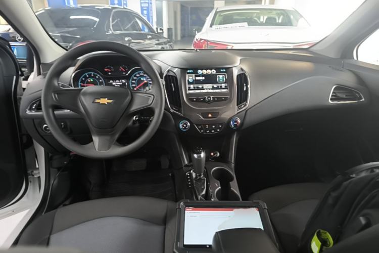 Used Chevrolet Cruze 2018 320 Automatic Pioneer Sunroof Edition Center Console
