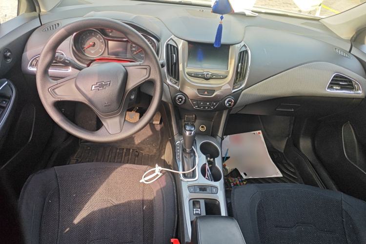 Used Chevrolet Cruze 2018 Redline 320 Automatic Pioneer Edition Center Console