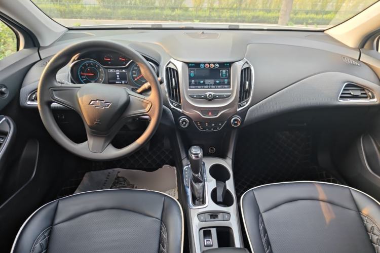 Used Chevrolet Cruze 2018 Redline 320 Automatic Pioneer Edition Center Console
