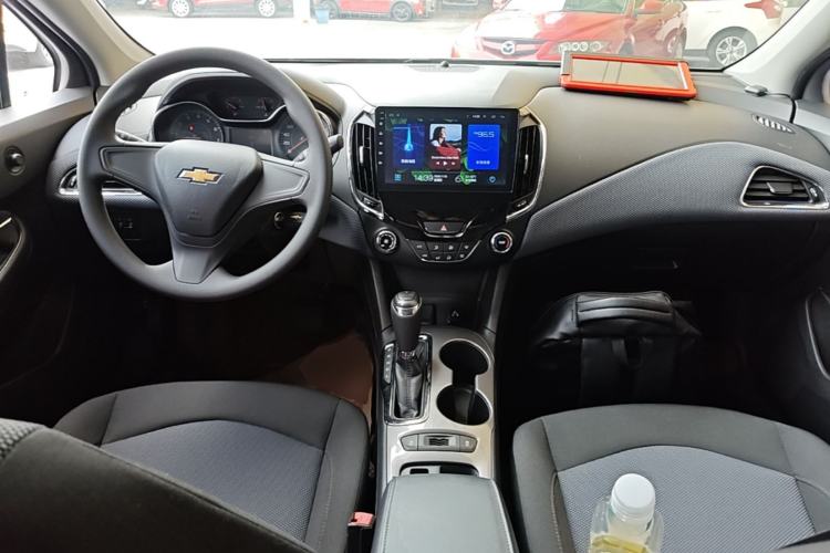 Used Chevrolet Cruze 2018 320 Automatic Pioneer Sunroof Edition Center Console