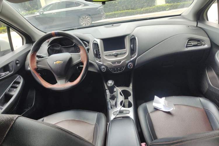 Used Chevrolet Cruze 2018 320 Automatic Pioneer Sunroof Edition Center Console