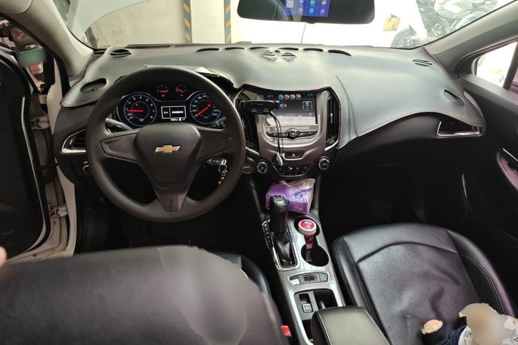 Used Chevrolet Cruze 2018 320 Automatic Pioneer Sunroof Edition Center Console