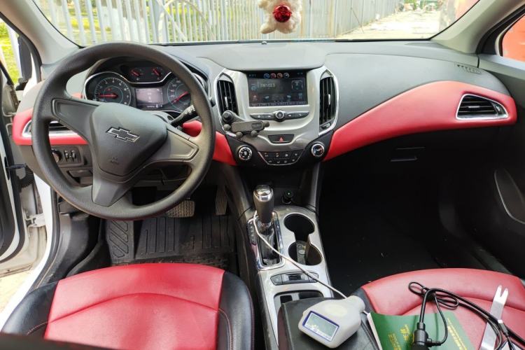 Used Chevrolet Cruze 2018 Redline 320 Automatic Pioneer Edition Center Console