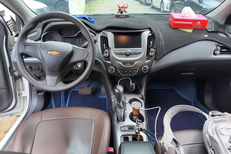 Used Chevrolet Cruze 2018 320 Automatic Pioneer Sunroof Edition Center Console