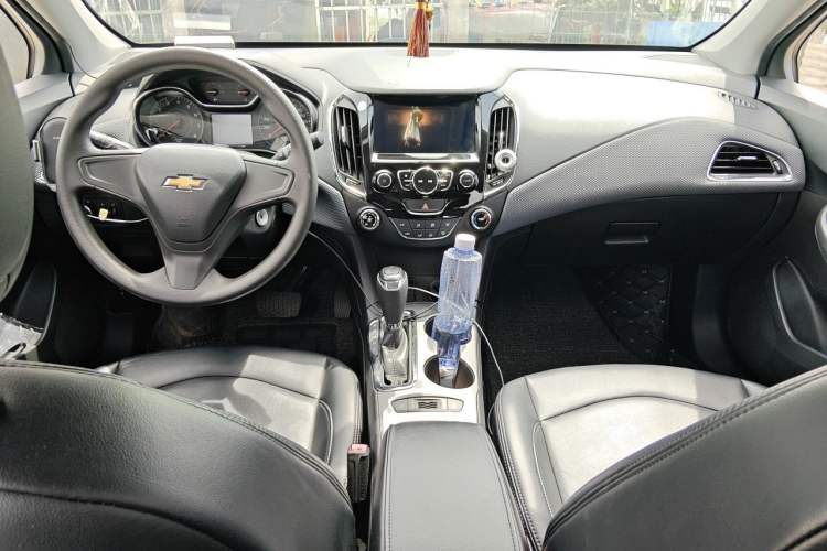 Used Chevrolet Cruze 2018 320 Automatic Pioneer Sunroof Edition Center Console
