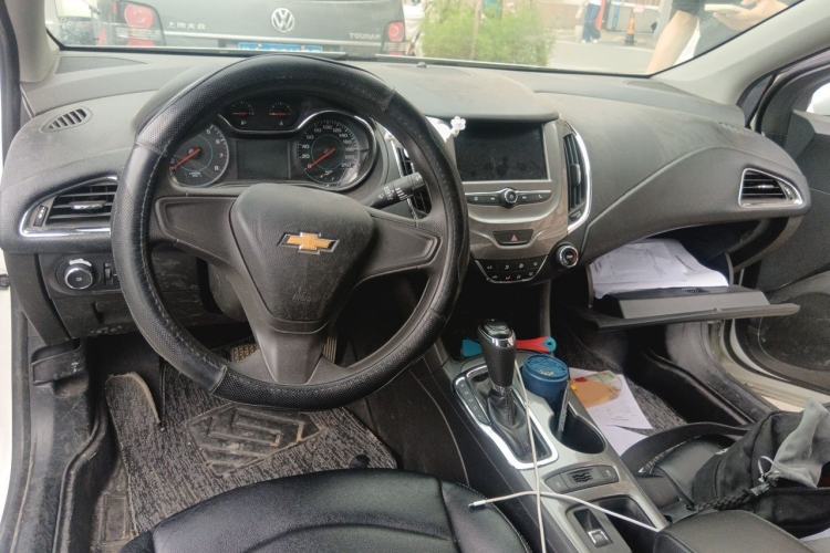 Used Chevrolet Cruze 2018 320 Automatic Pioneer Sunroof Edition Center Console
