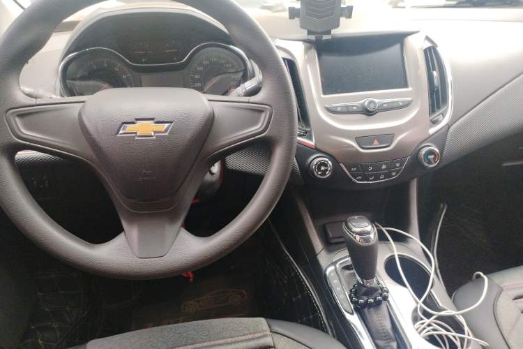 Used Chevrolet Cruze 2018 Revised Version 320 Automatic Pioneer Edition Center Console