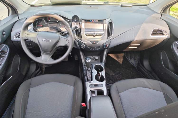 Used Chevrolet Cruze 2018 Redline 320 Automatic Pioneer Edition Center Console