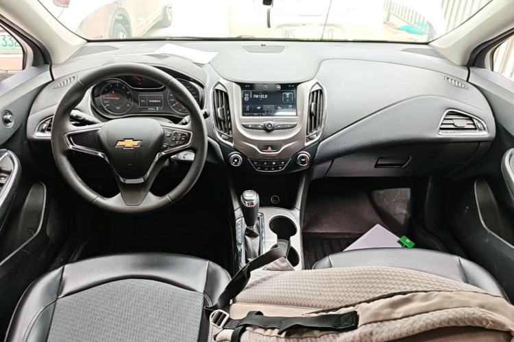 Used Chevrolet Cruze 2018 Hatchback 320 Automatic Xuanfeng Edition Center Console