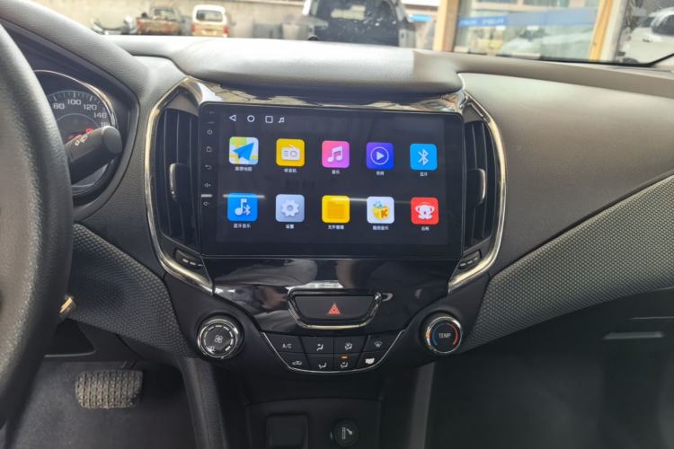 Used Chevrolet Cruze 2018 320 Automatic Pioneer Sunroof Edition Center Console