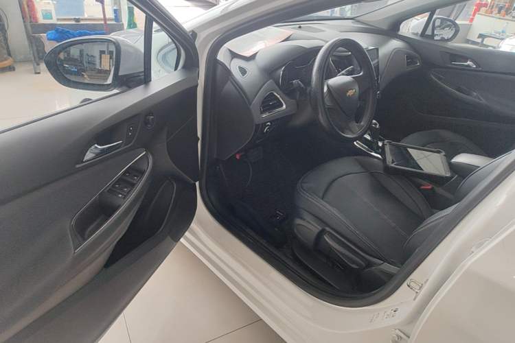 Used Chevrolet Cruze 2018 320 Automatic Pioneer Sunroof Edition Driver Seat