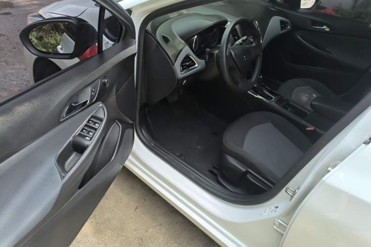 Used Chevrolet Cruze 2018 Redline 320 Automatic Pioneer Edition Driver Seat