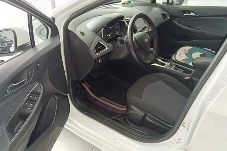 Used Chevrolet Cruze 2018 Hatchback 320 Automatic Pioneer Sunroof Edition Driver Seat