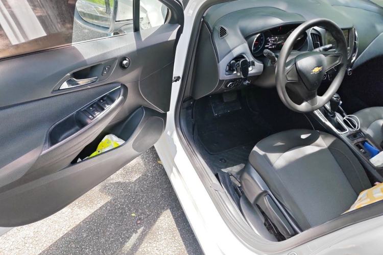 Used Chevrolet Cruze 2018 320 Automatic Pioneer Sunroof Edition Driver Seat