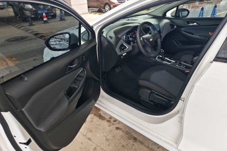 Used Chevrolet Cruze 2018 320 Automatic Pioneer Sunroof Edition Driver Seat