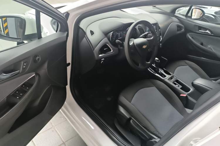 Used Chevrolet Cruze 2018 320 Automatic Pioneer Sunroof Edition Driver Seat